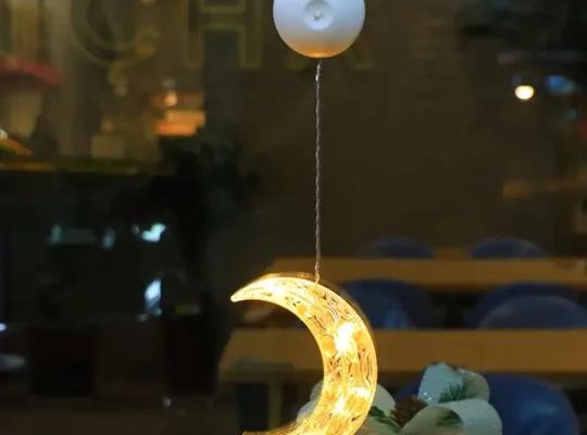 مصباح ضوء دافئ على شكل قمر ونجوم