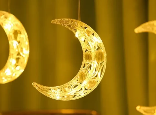 مصباح ضوء دافئ على شكل قمر ونجوم