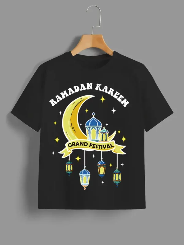 قميص قصير الأكمام أنيق للربيع والصيف للأولاد الرضع يتميز بطبعات رسائل وقمر وفانوس بتصاميم كرتونية جذابة، مثالي للارتداء اليومي خلال شهر رمضان.