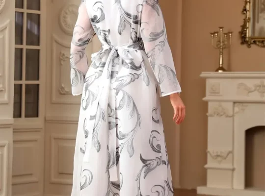عباءة نسائية مزينة بتطريز زهور