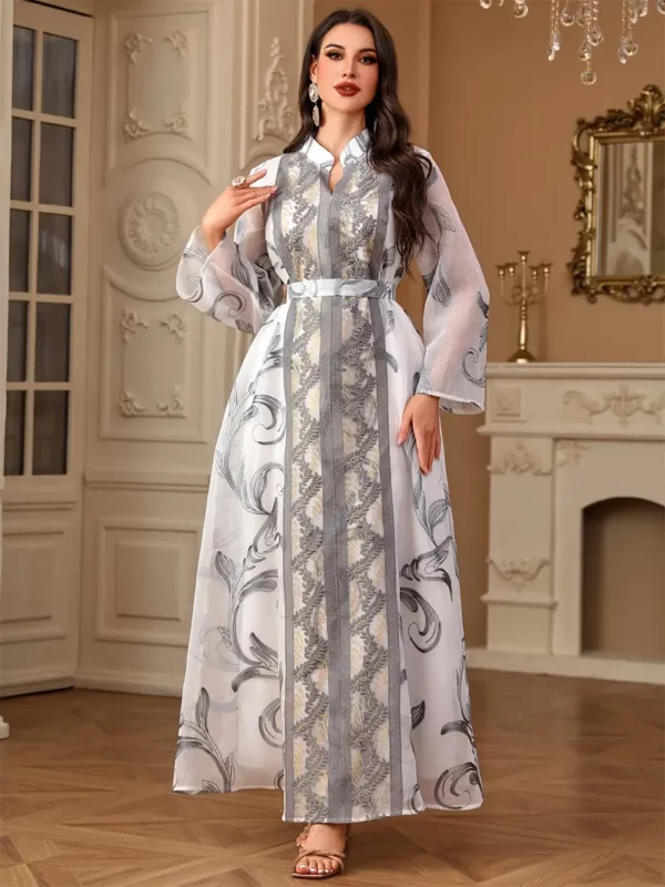 ⁦عباءة نسائية مزينة بتطريز زهور⁩ - الصورة ⁦3⁩