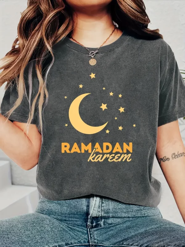تيشيرت نسائي مستوحى من رمضان بطبعة القمر والنجوم - ياقة دائرية، أكمام قصيرة، خليط بوليستر مطاطي، قابل للغسل في الغسالة - أسلوب قديم للربيع/الصيف، أسلوب ريترو، للربيع/الصيف/الخريف