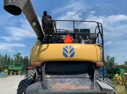 آلة حصاد مستعملة للبيع حصادة CR8090 HOLLAND مستعملة حصادة CR8090 عالية الجودة من New Holland