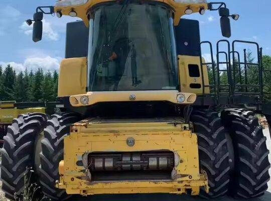 آلة حصاد مستعملة للبيع حصادة CR8090 HOLLAND مستعملة حصادة CR8090 عالية الجودة من New Holland