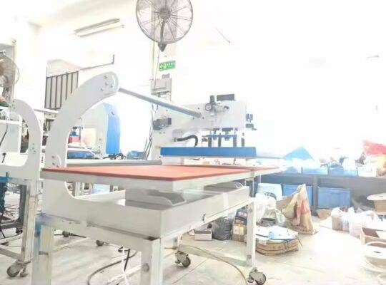 لة الضغط الحراري المسطحة الهيدروليكية ذات المحطتين للطباعة على التيشيرتات بالتسامي الهوائي لمعدات الكي