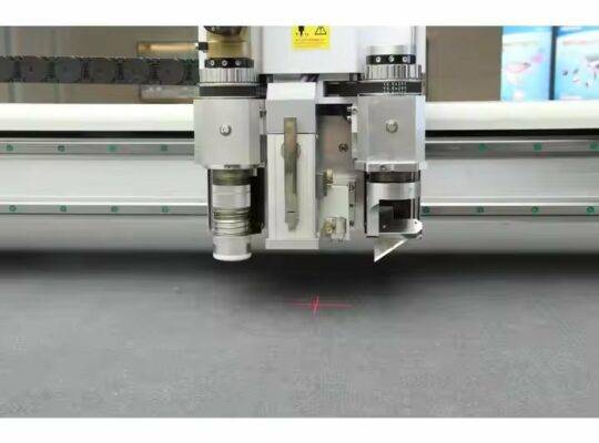آلة قطع طبقات القماش CNC الأوتوماتيكية المتوفرة من TC OEM للملابس