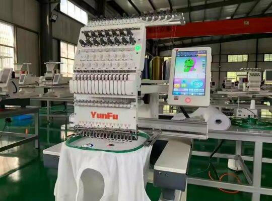ماكينة تطريز مستعملة عالية السرعة برأس واحد من DDP تعمل بالكمبيوتر وتحتوي على 12 إلى 15 إبرة وخيارات 4 أو 6 رؤوس