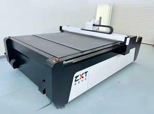 آلة قطع صفائح الألياف الزجاجية الرغوية البلاستيكية ذات السكين المتذبذب CNC ZXT للبيع