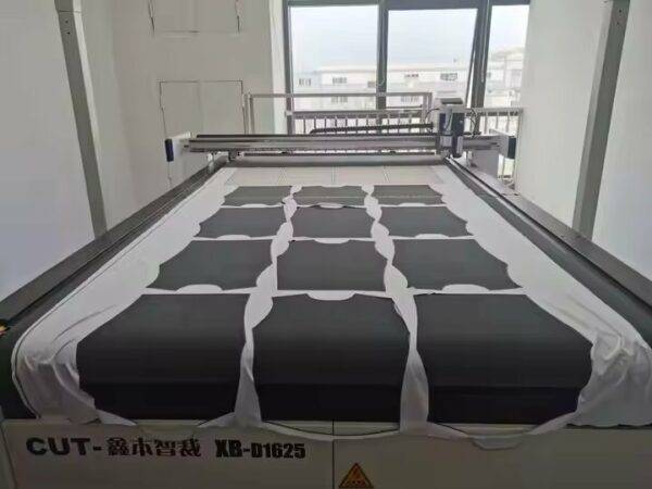 ⁦أحدث ماكينة قطع أوتوماتيكية CNC من LJT Factory مزودة بسكين تحكم قابل للبرمجة لقميص رياضي لتطبيق القماش⁩ - الصورة ⁦2⁩