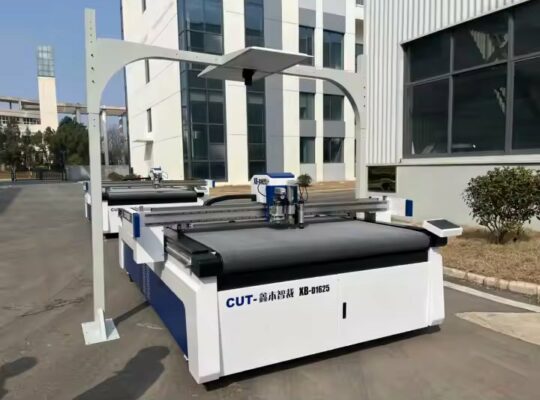 أحدث ماكينة قطع أوتوماتيكية CNC من LJT Factory مزودة بسكين تحكم قابل للبرمجة لقميص رياضي لتطبيق القماش