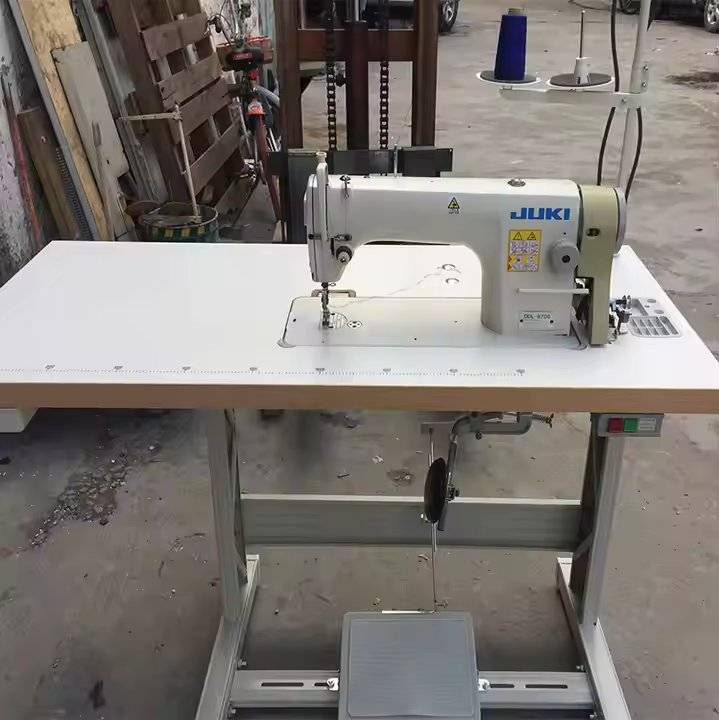 ماكينة خياطة أصلية مستعملة عالية السرعة بمحرك قابض Lockstitch 8700 من صنع اليابان مع طاولة جديدة
