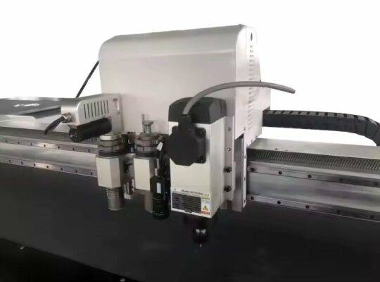 آلة قطع طبقات القماش CNC الأوتوماتيكية المتوفرة من TC OEM للملابس