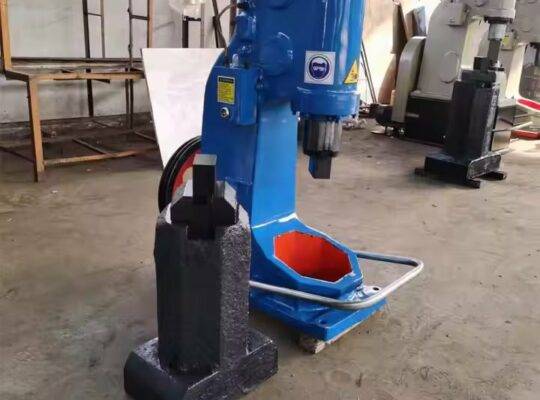 آلة تشكيل المعادن بمطرقة هوائية بقوة C41-75KG بسعر تنافسي