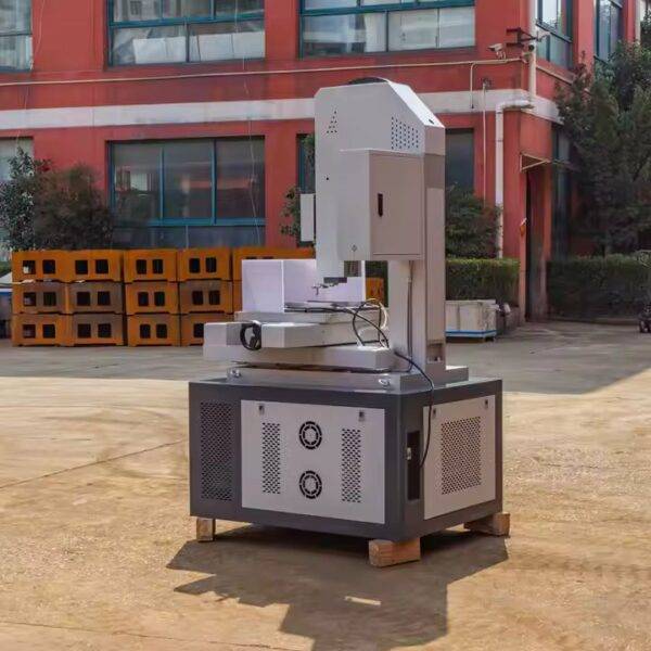 ⁦آلة ثقب شرارة كهربائية منخفضة السعر آلة ثقب صغيرة EDM CNC DS703A للمصنع⁩ - الصورة ⁦3⁩