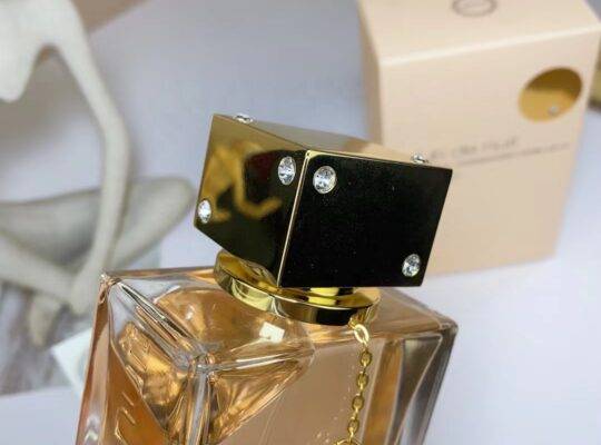 ملهى ليلي Revelry ، نادي مثالي Eau de Perfect Club Nuit Sillage من armau