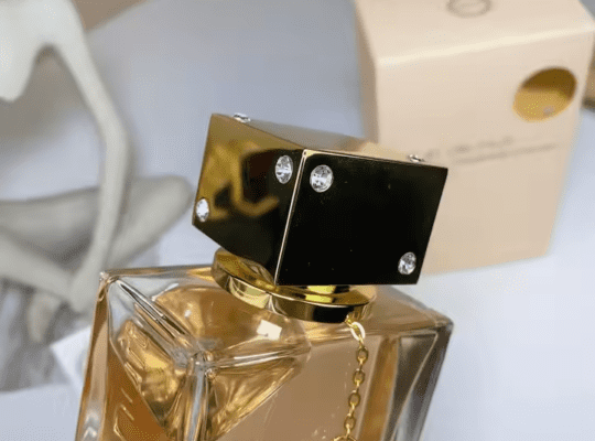 ملهى ليلي Revelry ، نادي مثالي Eau de Perfect Club Nuit Sillage