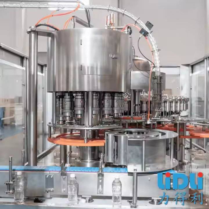 ماكينة تعبئة وتغطية 3 في 1 لغسل وتعبئة زجاجات PET أوتوماتيكية عالية الجودة لشرب عصير الفاكهة