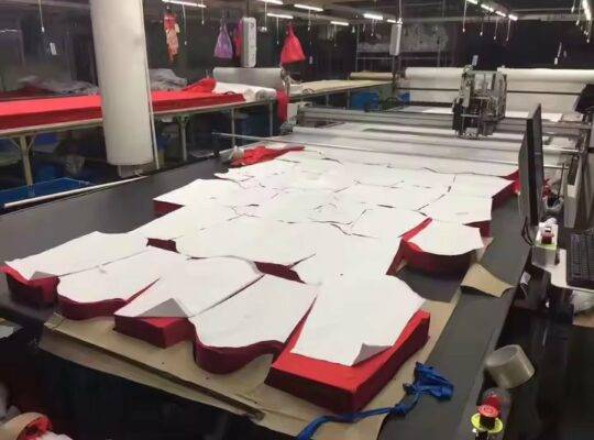 آلة قطع طبقات القماش CNC الأوتوماتيكية المتوفرة من TC OEM للملابس