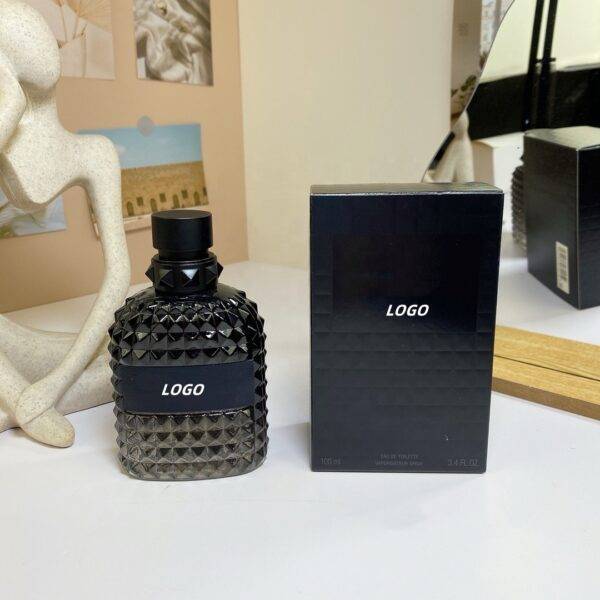عطر من العلامة التجارية الشهيرة