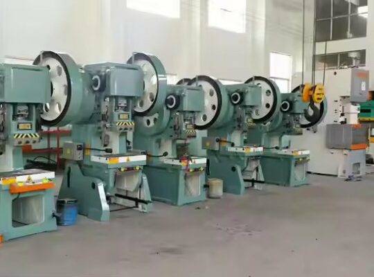 أحدث تكنولوجيا آلة اللكم CNC سعر آلة الضغط الهيدروليكية الصغيرة ذات الإطار C J23-10T