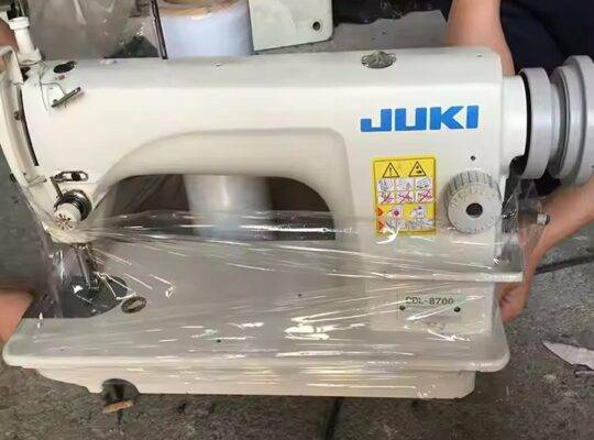 ماكينة خياطة أصلية مستعملة عالية السرعة بمحرك قابض Lockstitch 8700 من صنع اليابان مع طاولة جديدة