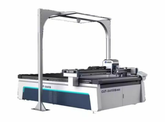 أحدث ماكينة قطع أوتوماتيكية CNC من LJT Factory مزودة بسكين تحكم قابل للبرمجة لقميص رياضي لتطبيق القماش