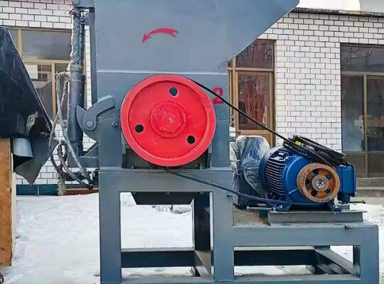 آلة تقطيع النفايات المعدنية الأوتوماتيكية بتصميم جديد من مادة PP البلاستيكية ABS PVC PET مكون قلب محرك محمل سحق الزجاجات PE