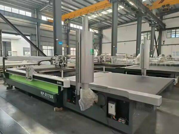 ⁦ماكينة قص القماش YINENG KP-X2025 لقص الأقمشة الثقيلة⁩ - الصورة ⁦3⁩