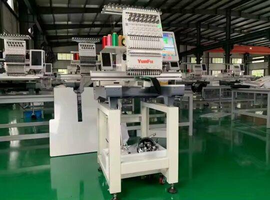 ماكينة تطريز مستعملة عالية السرعة برأس واحد من DDP تعمل بالكمبيوتر وتحتوي على 12 إلى 15 إبرة وخيارات 4 أو 6 رؤوس
