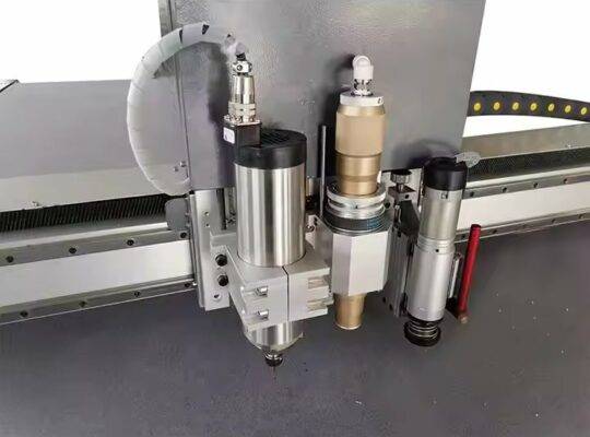 آلة قطع طبقات القماش CNC الأوتوماتيكية المتوفرة من TC OEM للملابس
