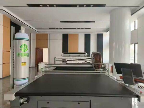 ⁦ماكينة قص القماش YINENG KP-X2025 لقص الأقمشة الثقيلة⁩ - الصورة ⁦4⁩