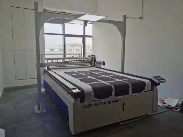 ⁦أحدث ماكينة قطع أوتوماتيكية CNC من LJT Factory مزودة بسكين تحكم قابل للبرمجة لقميص رياضي لتطبيق القماش⁩ - الصورة ⁦5⁩