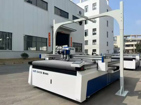 أحدث ماكينة قطع أوتوماتيكية CNC من LJT Factory مزودة بسكين تحكم قابل للبرمجة لقميص رياضي لتطبيق القماش