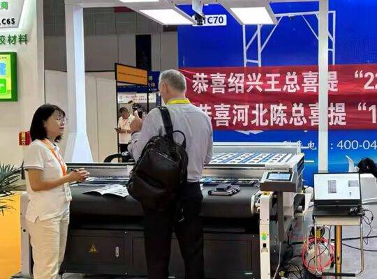 آلة قطع CNC ذات السكين المتذبذبة Jinan Yuchen 1625 لتغذية السجاد والنسيج الجلدي داخل السيارة تلقائيًا