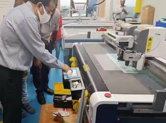 آلة قطع CNC ذات السكين المتذبذبة Jinan Yuchen 1625 لتغذية السجاد والنسيج الجلدي داخل السيارة تلقائيًا