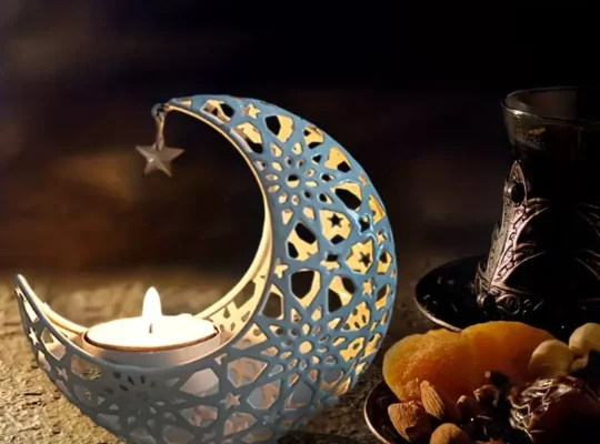 حامل شموع معدني على شكل قمر أنيق
