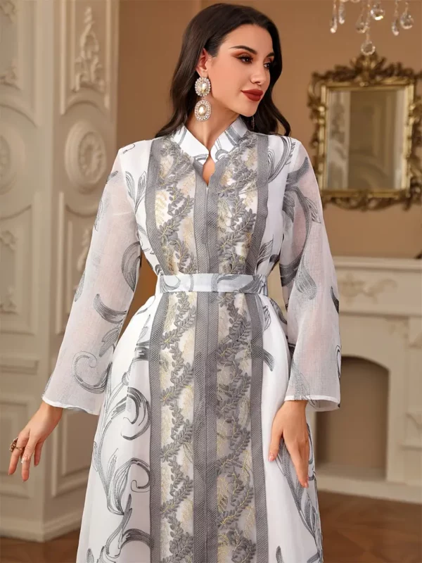 ⁦عباءة نسائية مزينة بتطريز زهور⁩ - الصورة ⁦4⁩