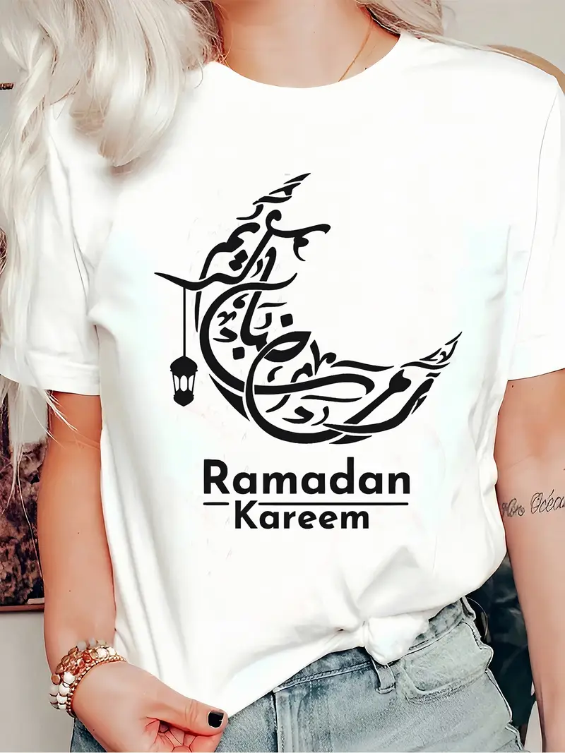 تيشيرت نسائي برسمة القمر لرمضان كريم - ياقة دائرية عادية، مقاس عادي، خليط بوليستر خفيف، قابل للغسل في الغسالة - أبيض أنيق مع تصميم خط عربي أسود للربيع والصيف