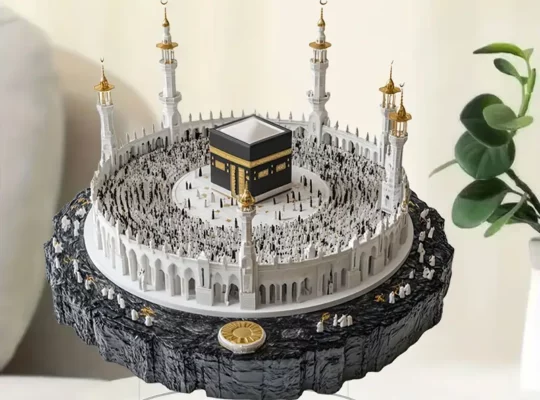 تمثال زخرفي ثنائي الأبعاد للحج إلى مكة المكرمة