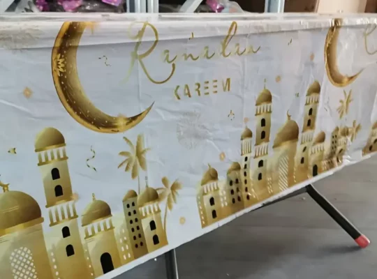 1 قطعة مفرش طاولة رمضان مبارك أنيق باللون الأبيض