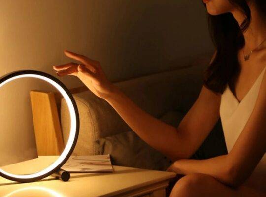 يعمل باللمس يعتم مصباح طاولة LED غرفة نوم دائرية