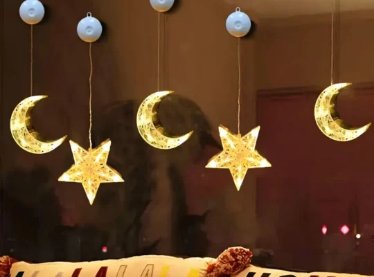 مصباح ضوء دافئ على شكل قمر ونجوم