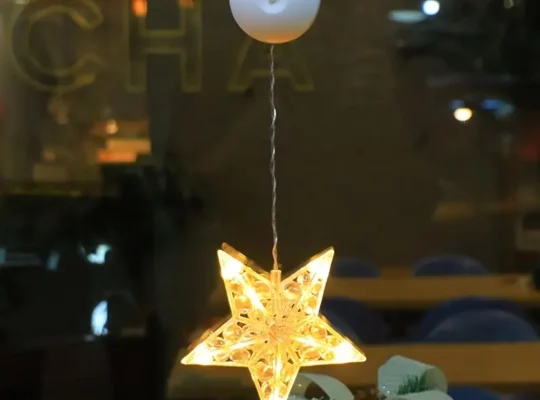 مصباح ضوء دافئ على شكل قمر ونجوم