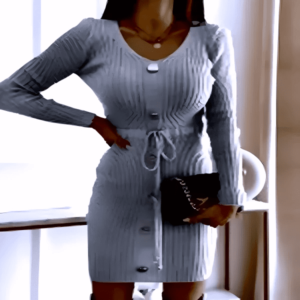 فستان قصير من الصوف المحبوك بأكمام طويلة ورقبة على شكل حرف V مع أزرار وحزام خصر برباط