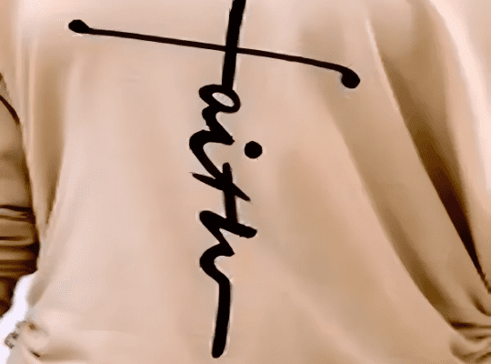 فستان بطباعة الحروف