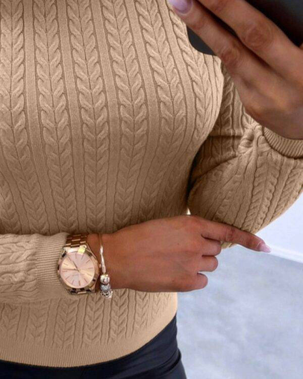 بلوزة صوفية محبوكة بياقة دائرية وقصّة Slim Fit بلون سادة