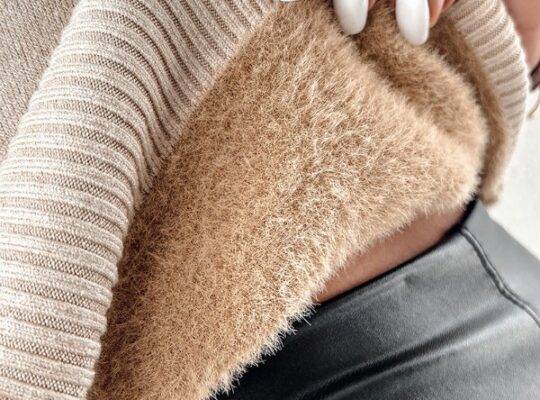 سترة محبوكة بأكمام طويلة وياقة مدورة