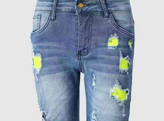 شورت جينز بطبعة ممزقة