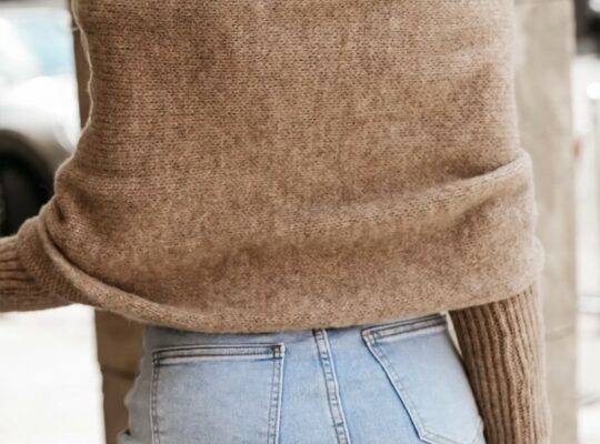 كنزات قصيرة مكشوفة الكتفين