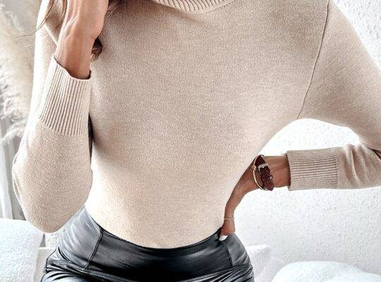 سترة محبوكة بأكمام طويلة وياقة مدورة